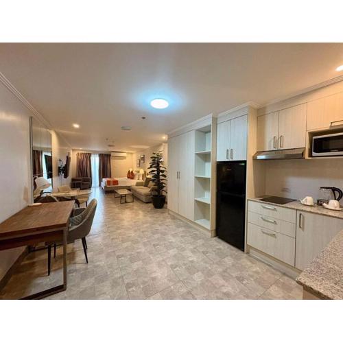 Sheryll Escapes - La Grande Phase 2, Grand KING Studio 517 with Balcony, Wifi & Netflix