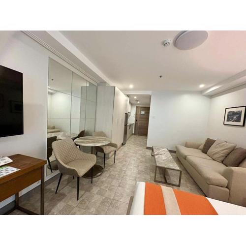 Sheryll Escapes - La Grande Phase 2 Grand Studio 404 with Balcony, Wifi & Netflix