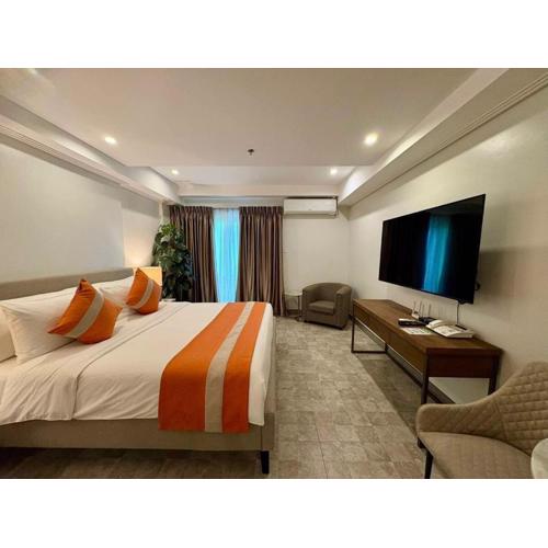 Sheryll Escapes - La Grande Phase 2, Grand Studio 516 with Balcony, Wifi & Netflix