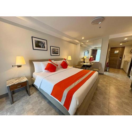 Sheryll Escapes - La Grande Phase 2, Grand Studio 625 with Balcony, Wifi & Netflix