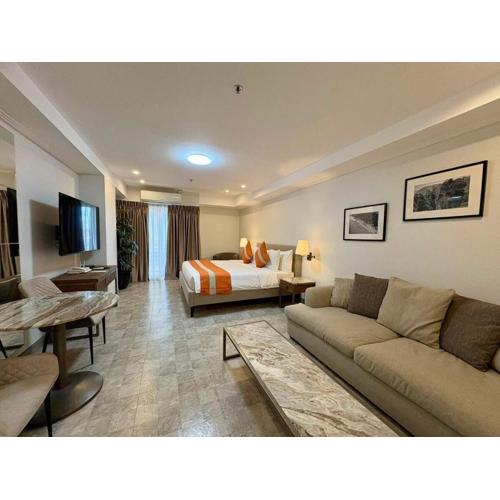 Sheryll Escapes - La Grande Phase 2, Grand Studio 708 on 7th floor with Balcony, Wifi & Netflix