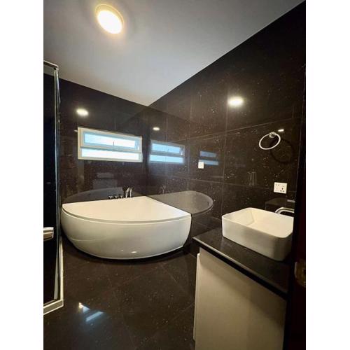 Sheryll Escapes - La Grande Poolside 1 BR with Bathtub, WiFi & Netflix