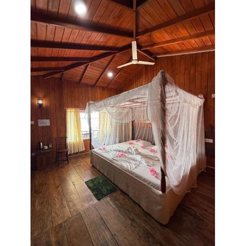 Shiny Lakeside Resort