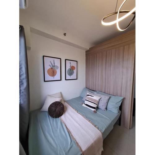 Shore 2 Condotel Near Airport MOA City View