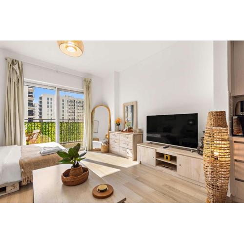 Silkhaus Studio in Water's Edge with Access to Canal