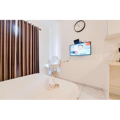 Simply and Nice Studio at Sky House Alam Sutera Apartment By Travelio