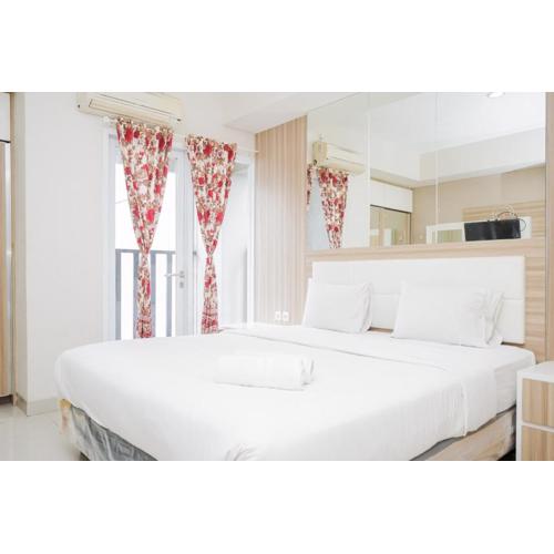 Simply Strategic and Comfy Studio Paramount Skyline Apartment By Travelio