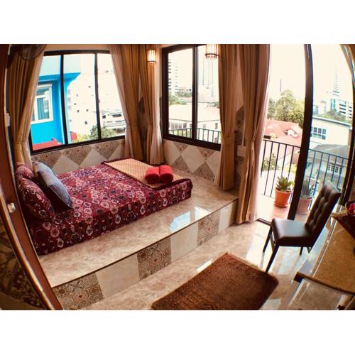 SKY 14 Vibrant street Cozy n Cool near center