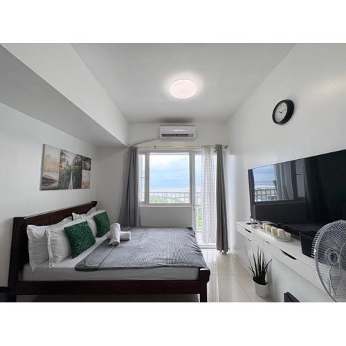 Sky-high Bayview Breeze Studio near MOA World Trade Center US Embassy