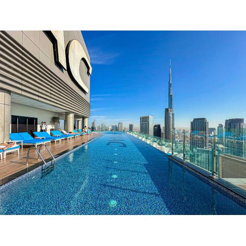 Sky-high Oasis Burj Khalifa Views, Rooftop Infinity Pool, 3BR apartment in Paramount Hotel Midtown