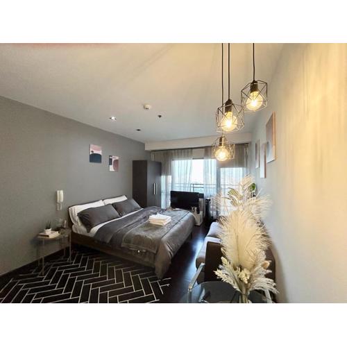 Sky-High Studio with Netflix, Sunset View, and Disney