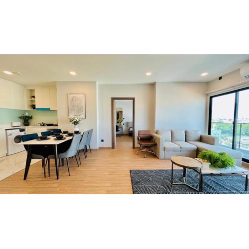 市中心Sky River无边泳池97平方温馨家庭房山景房有停车位 三房两卫 近夜市古城 年终大促