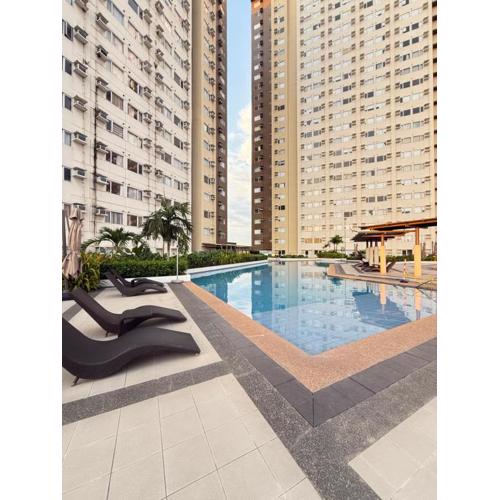 Skyline Stay - City View - Pool and Gym