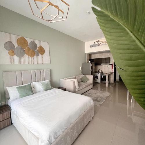 Skyline Studio Apartment with Balcony in Dubai Marina