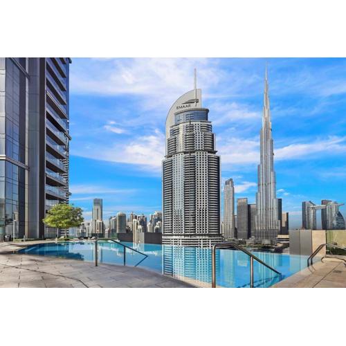 Skyline Views 2BR Near Burj Khalifa & Dubai Mall with Pool Access