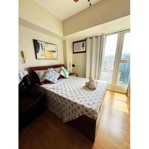 SkyLoft Cebu Solinea Skyline Studio with Mountain and City View