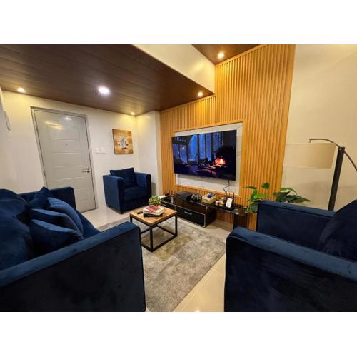 Skyview 2BR at Grass