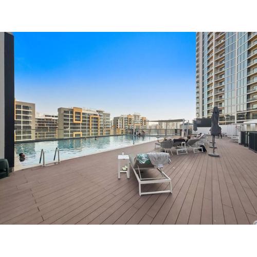 Sleek 1BR in Sobha Waves Pool, Gym, Walk to Shops & Cafes