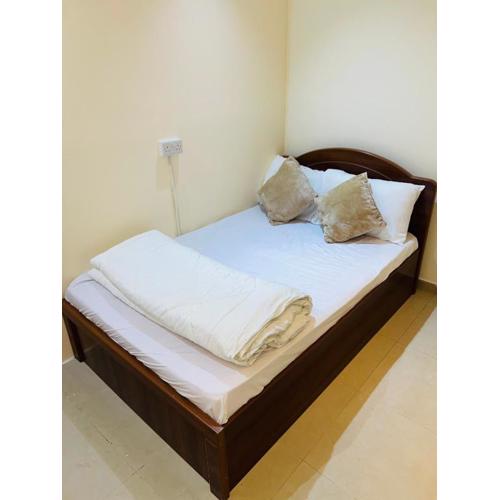 Small Room shared bath with beach access for single person or short stay couplesغرفة صغيرة مع حمام مشترك مع إمكانية الوصول إلى الشاطئ لشخص واحد أو للأزواج الذين يقيمون لفترة قصيرة