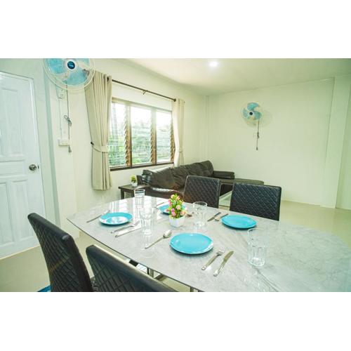 Songbird Suites - Deluxe King Suite and Scooter