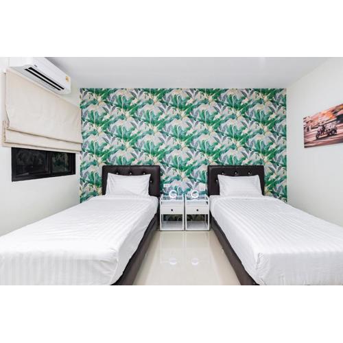 Songbird Suites - Deluxe Twin Suite and Scooter