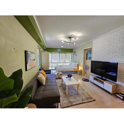 South of Market near High Street BGC Classy & Stylish Studio, central location with city view