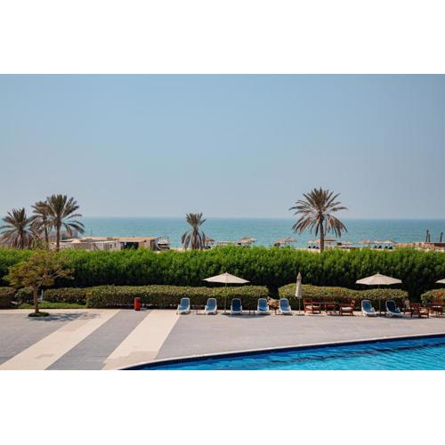 Spacious 1 bedroom Apartment with Breathtaking Pool and Beach Views