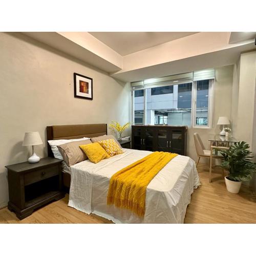 Spacious 1BR Condo with 300mbps WiFi in BGC
