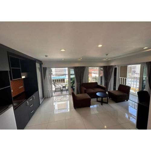 Spacious 1BR with kitchen, Pool, Near Beach, Bars & Eats,gym near by