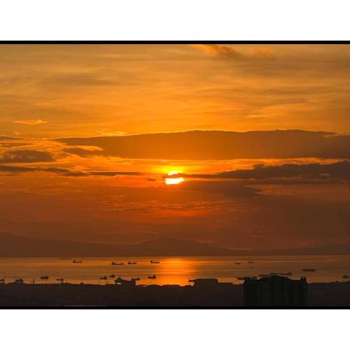 Spacious 1BR with Sunset view at The Celandine
