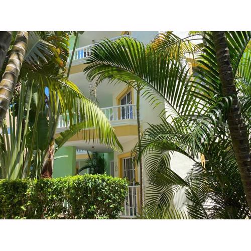 Spacious 2 Bedroom Condo with Pool close to Beach