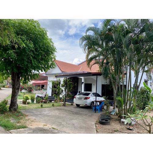 Spacious 2-bedroom villa near beach