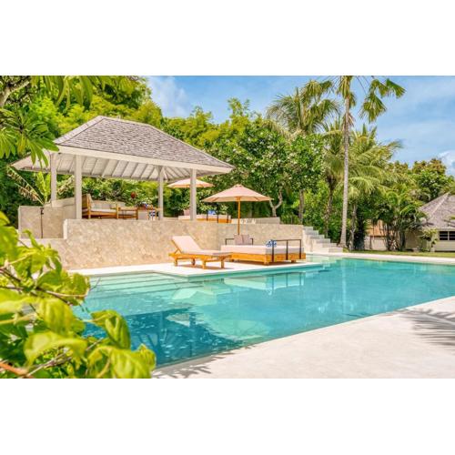 Spacious 2 Villas combined 9 bedrooms 2 pools