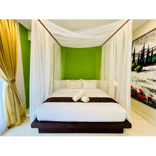 Spacious 3 Bedroom Villa, Sleeps 12, Resort Style Pool, Families and Groups, Private Kitchen, Restaurant with Room Service and Catering, Near Seminyak Beach