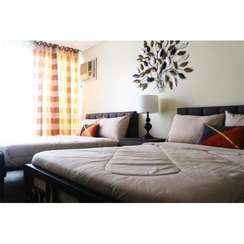 Spacious 3 Bedrooms with wifi access and pool near SM MOA Arena