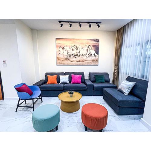 SPACIOUS, 3 mins walking to BTS Phra Khanong & Near Thonglo, Em District, Terminal 21, MAX 20 People