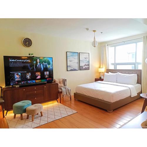 Spacious 36sqm Studio with 65" TV Netflix Karaoke and Pool Access Near Airport and Samal Ferry