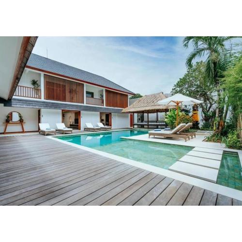Spacious 4 Bedroom Private Villa in buzzy of Seminyak