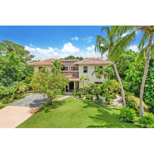 Spacious 4 Bedroom Villa with Pool, Touring Cart & Maid