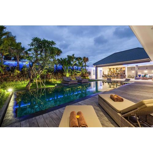 Spacious 4 Br Villa Seminyak Garden And Pool
