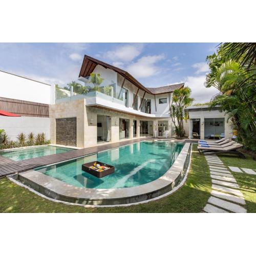 Spacious 4BR Villa with Pool in Central Seminyak