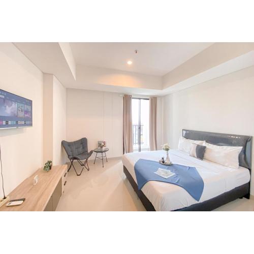 Spacious and Homey Studio at Cleon Park Apartment By Travelio