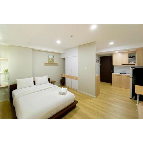 Spacious and Warm Studio Daan Mogot City Apartment By Travelio