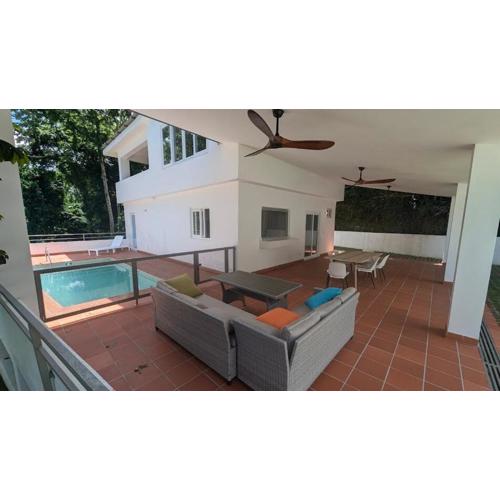 Spacious Apartment w Pool