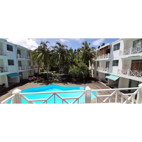 Spacious Apartment with Pool in Blue Bay