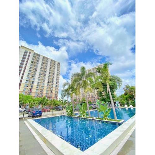 Spacious Condo Unit with Balcony