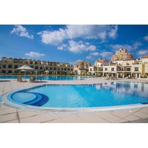 Spacious, Cozy Villa with Pool Access