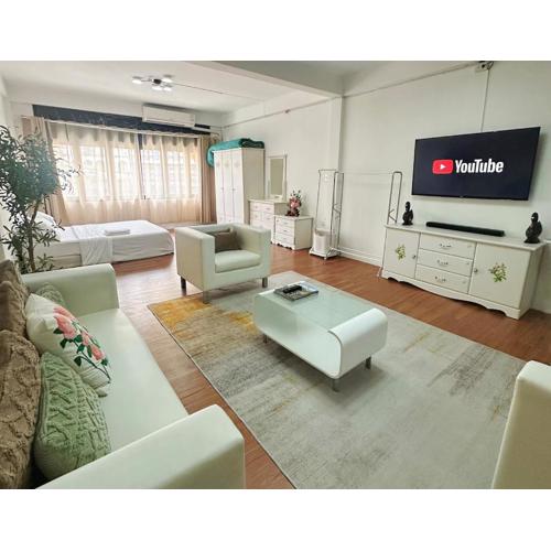 Spacious, just an 850m walk to MRT Rama 9 station