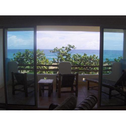 Spacious oceanfront 2BR apartment in Perla Marina