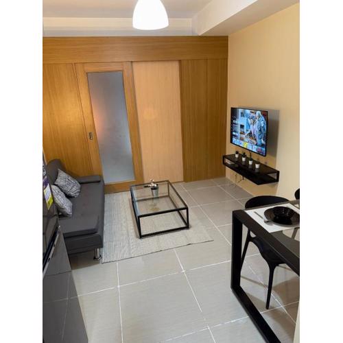 Spacious pool view at Mall of Asia 100mb Netflix